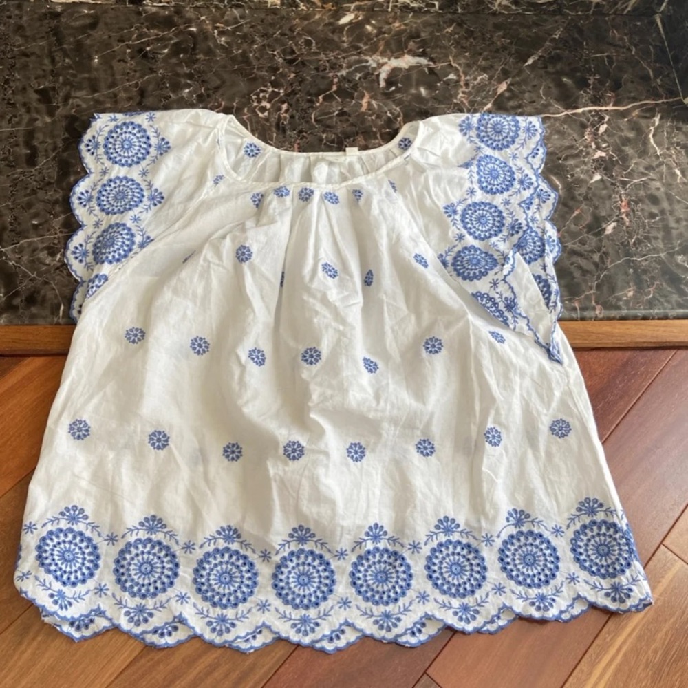 5/$25 Gap Embroirdered Top Size M